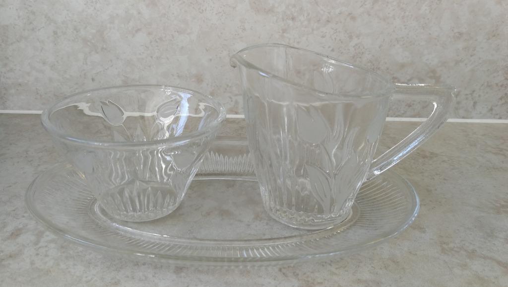 Oud glazen melkkannetje en suikerpot op onderschaal, Ophalen