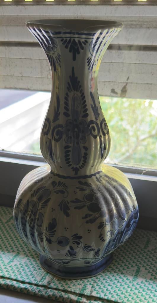 Hand-painted Delft Blue lobed belly ceramic vase, Antiek en Kunst, Antiek | Vazen, Ophalen
