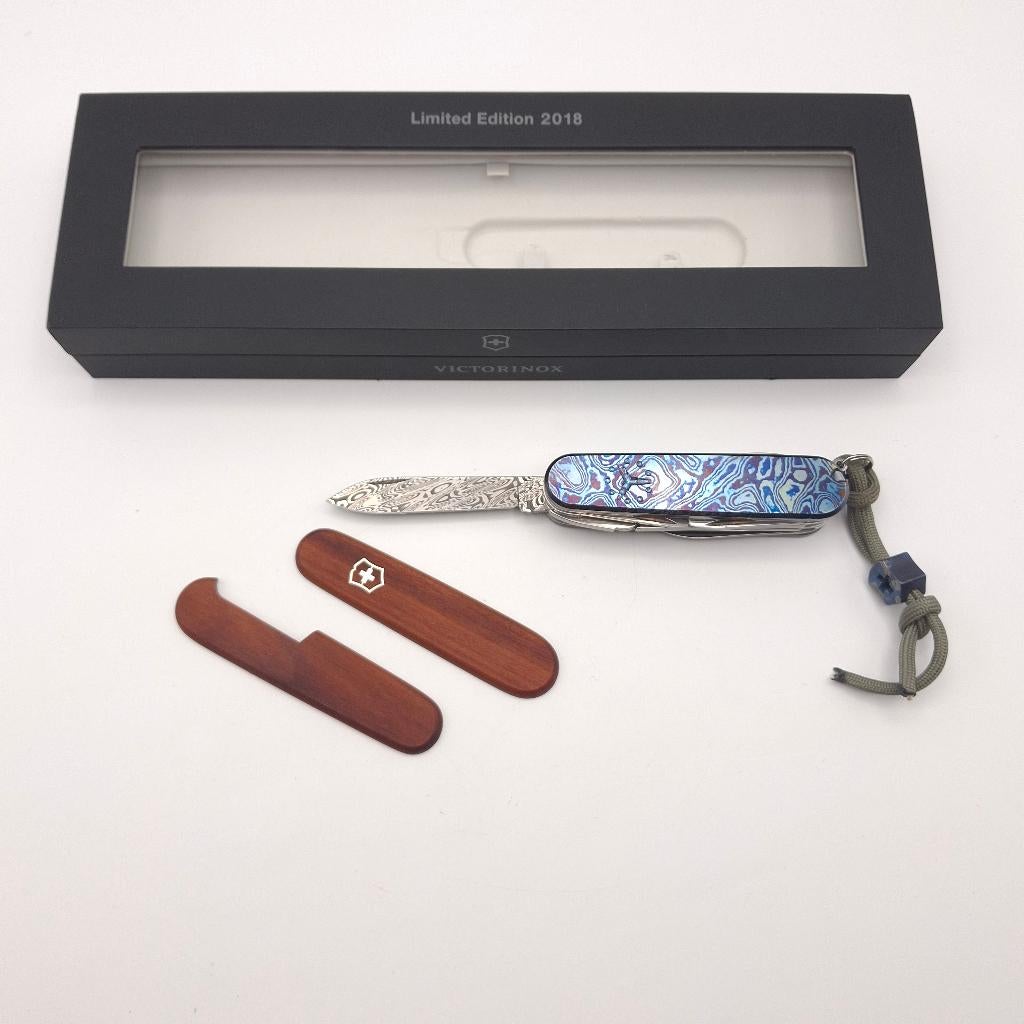 Victorinox Damast LE 2018 MetonBoss Alien Timascus zakmes, Caravans en Kamperen, Kampeergereedschap, Nieuw, Ophalen of Verzenden