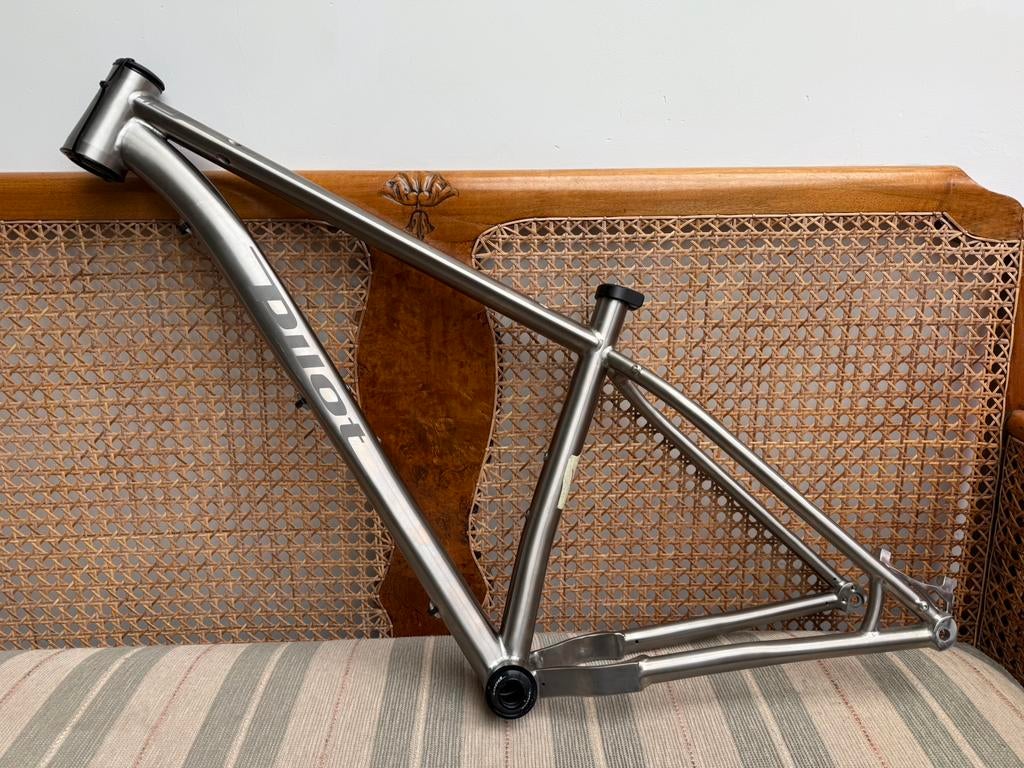 Pilot Cycles Locum MTB Titanium Hardtail Mountainbike, Fietsen en Brommers, Fietsen | Mountainbikes en ATB, Zo goed als nieuw
