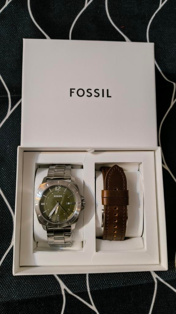 Coffret montre FOSSIL Luxe neuve avec bracelet de rechange e, Autres marques, Enlèvement ou Envoi, Cuir, Autres matériaux