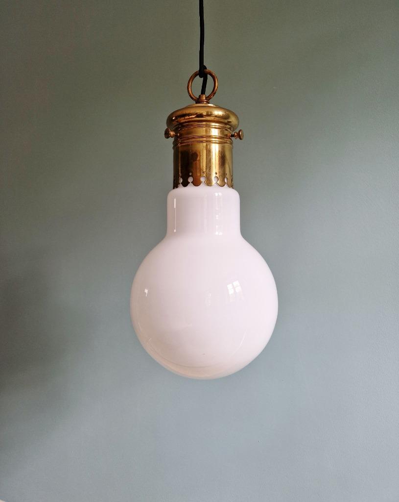 Grande suspension bulbeuse en opaline blanche et laiton, Enlèvement ou Envoi