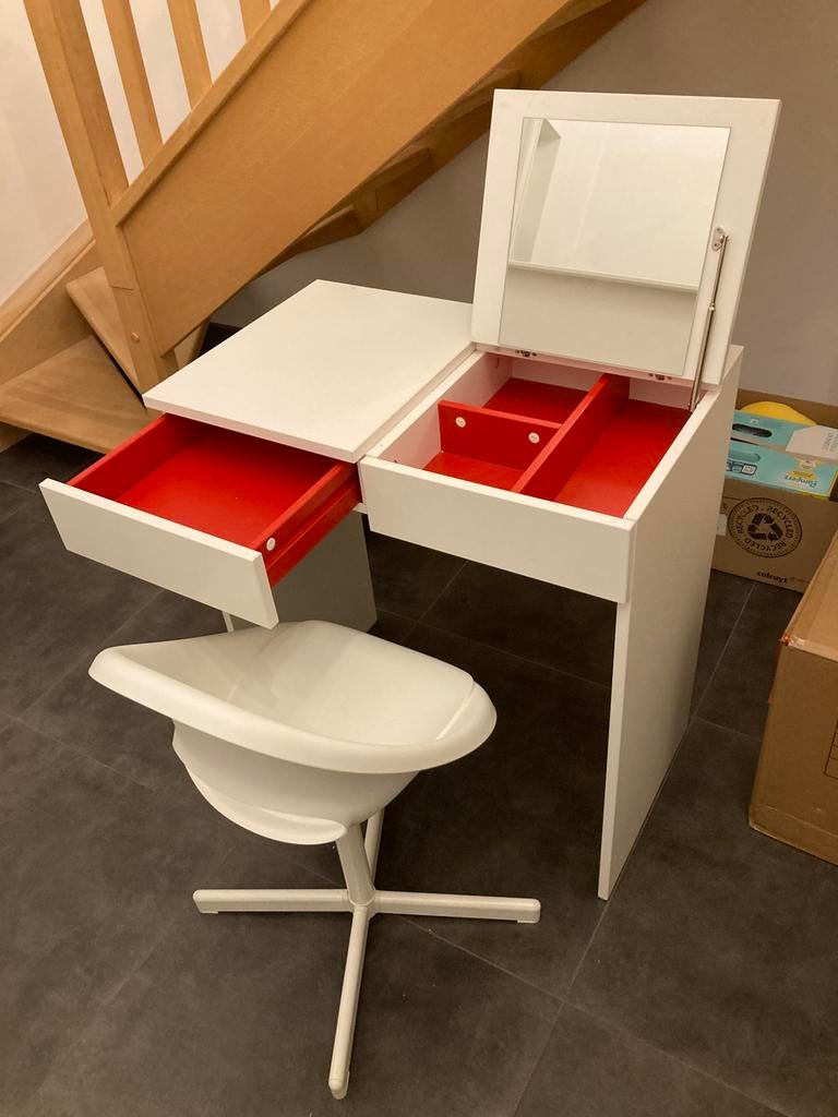 Make up tafel en stoel (Ikea), Ophalen, Zo goed als nieuw