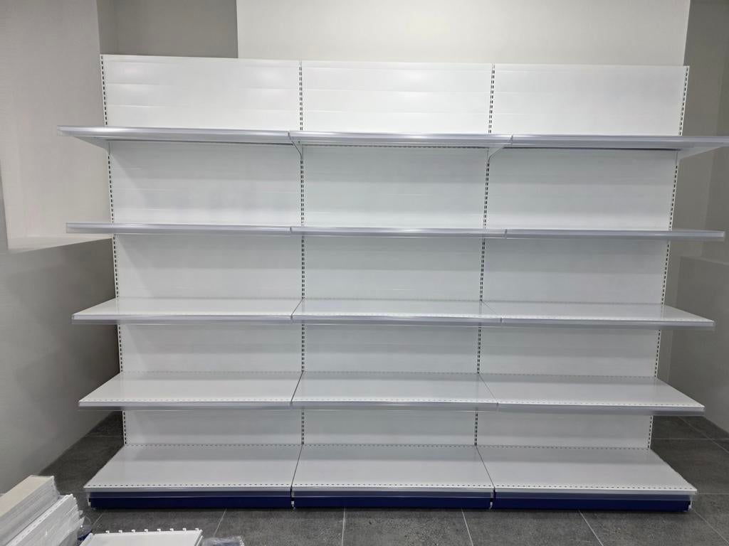 Rekken in de opruimingswinkel!!