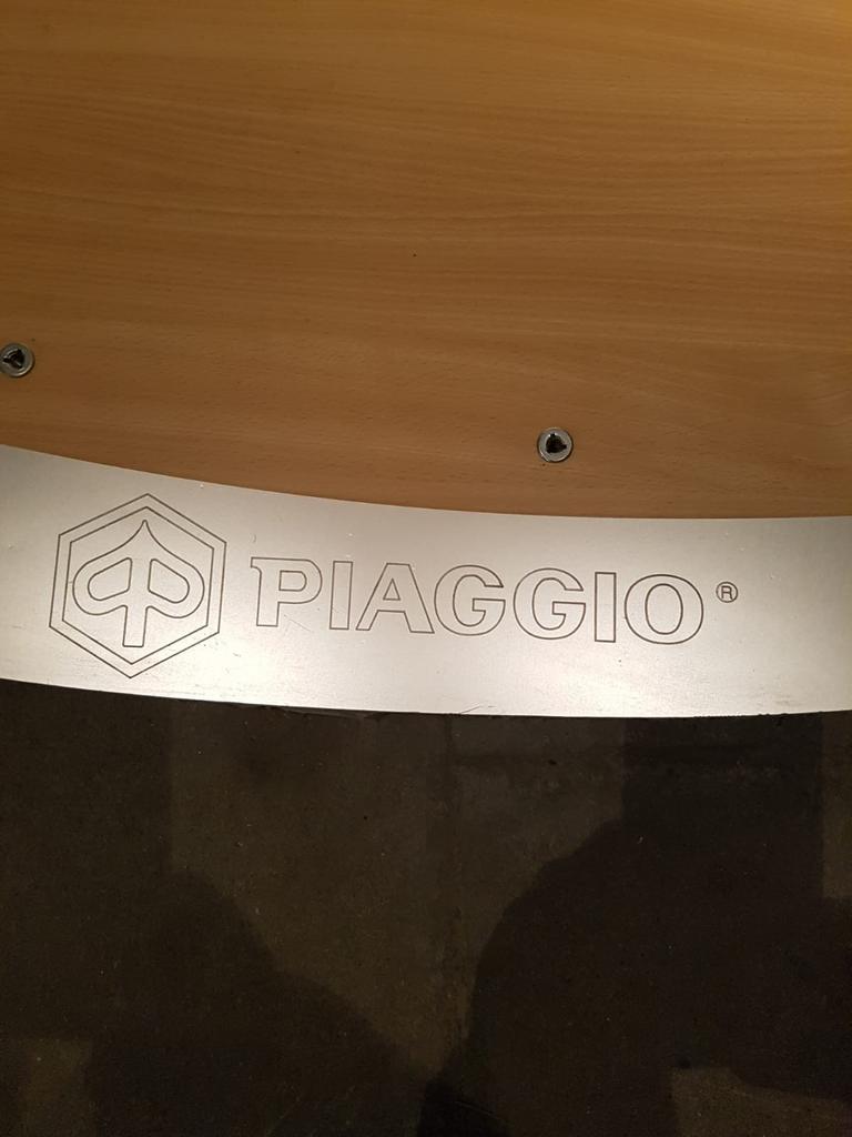 Piaggio Podium d'exposition, Articles professionnels, Enlèvement