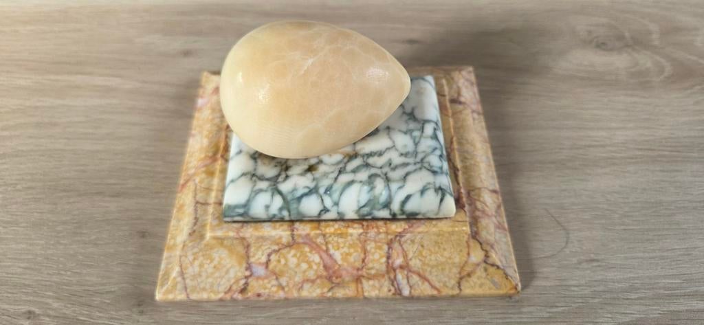 Presse-papier/œuf en albâtre vintage sur des assiettes en ma, Enlèvement ou Envoi