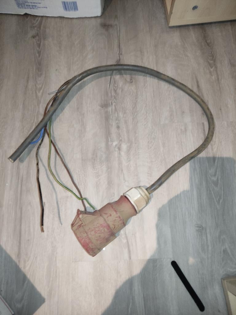 Prise CEE Bals, modèle 304-TLS., Bricolage & Construction, Électricité & Câbles, Utilisé, Prise de courant, Enlèvement ou Envoi