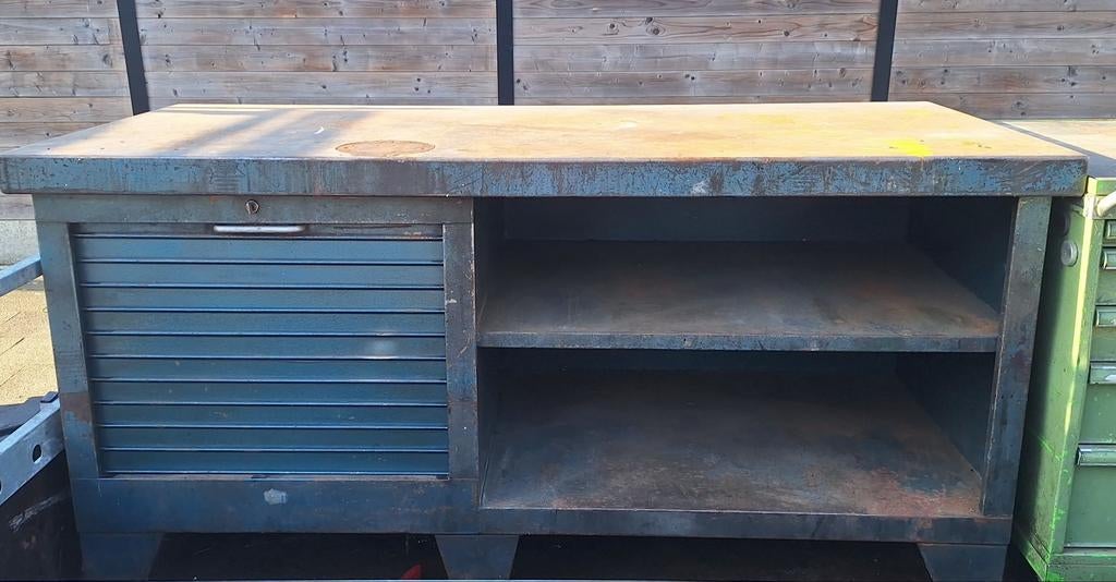 Grote ijzeren werkbank, Enlèvement