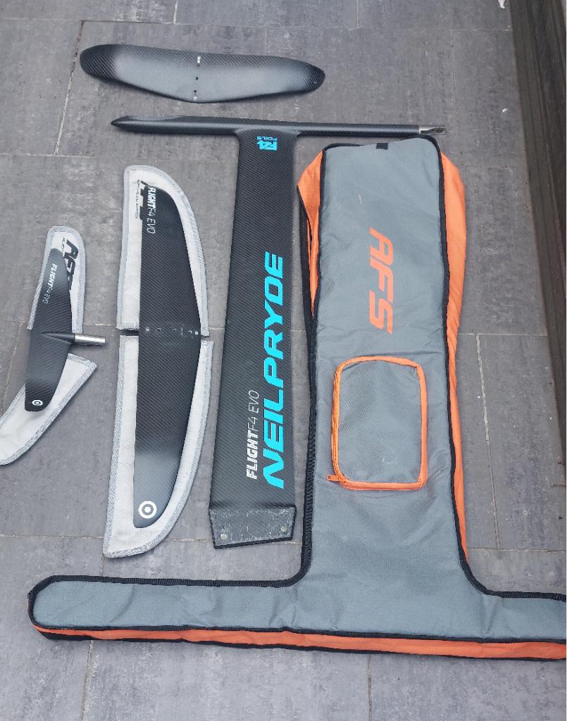 Windfoil F4 Evo Neilpryde 2 ailes et Housses, Watersport en Boten, Ophalen, Gebruikt, Overige typen, Met draagtas