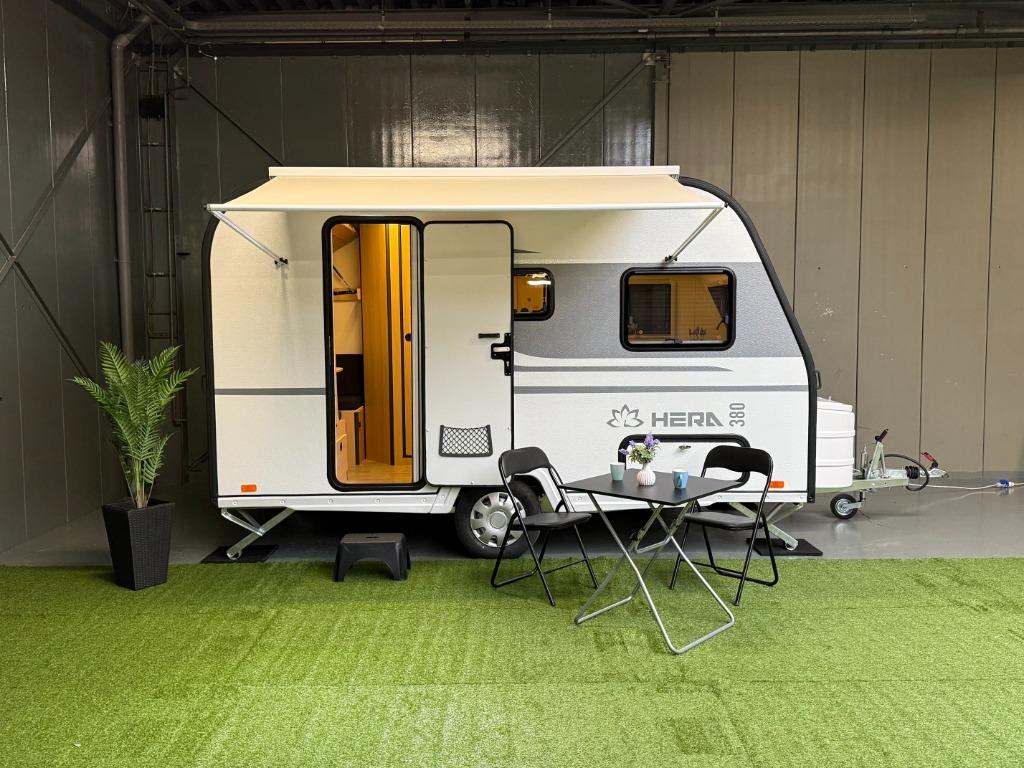 ✅CARAVANE HERA 380 •2025 •4 PERSONNES •NEUVE •ALKO •720KG, 2 lits séparés, 500 - 750 kg, Réfrigérateur, Siège de train