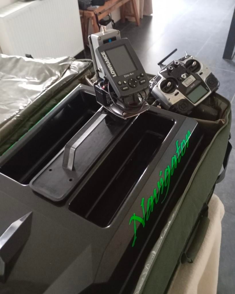 Navigator voerboot met dieptemeter., Ophalen