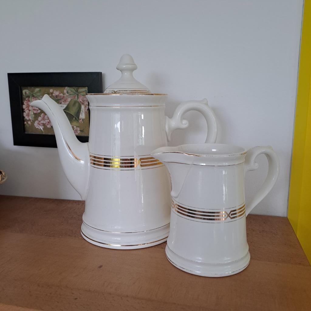 Maastrichtse keramische koffiepot en melkkan, Antiek en Kunst, Antiek | Keramiek en Aardewerk, Ophalen of Verzenden