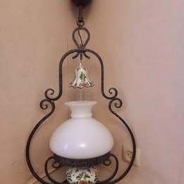 Lustre en fer forgé et verre opalin, Enlèvement, Comme neuf, Verre