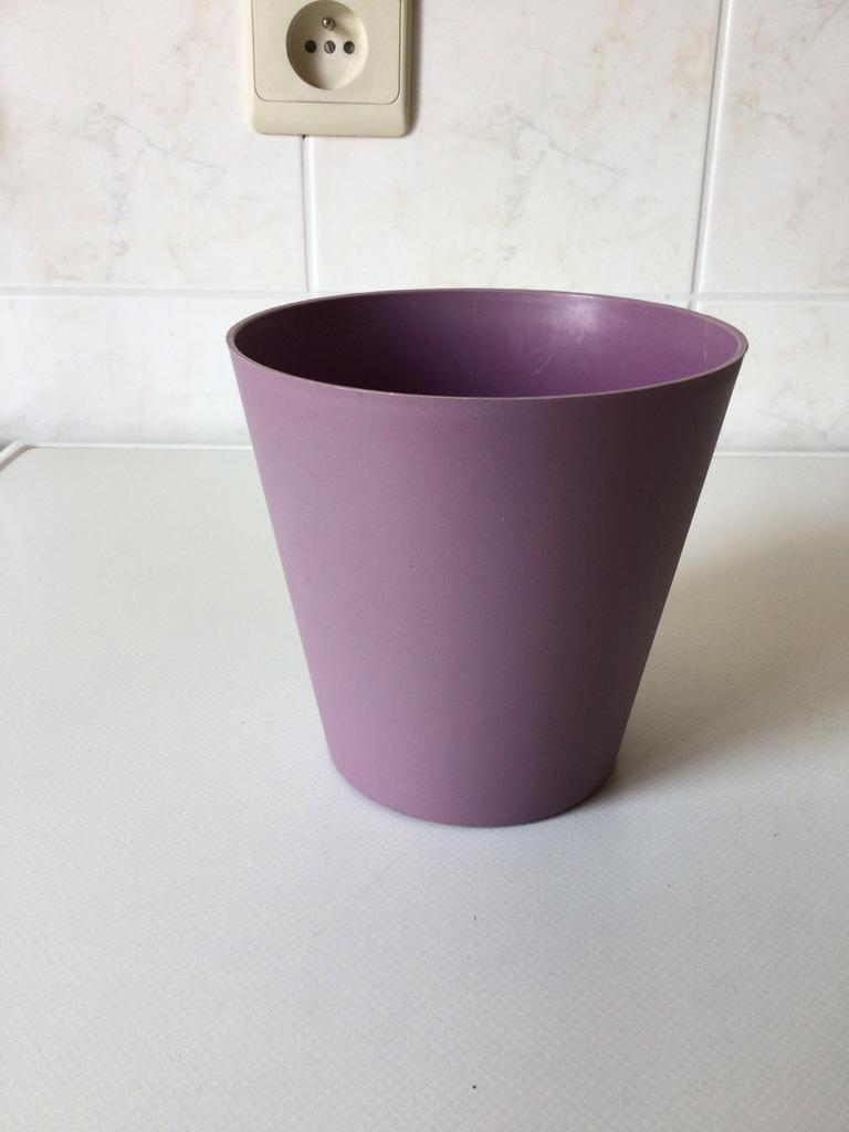 Paarse plastieken bloempot - cachepot, Tuin en Terras, Ophalen of Verzenden, Zo goed als nieuw