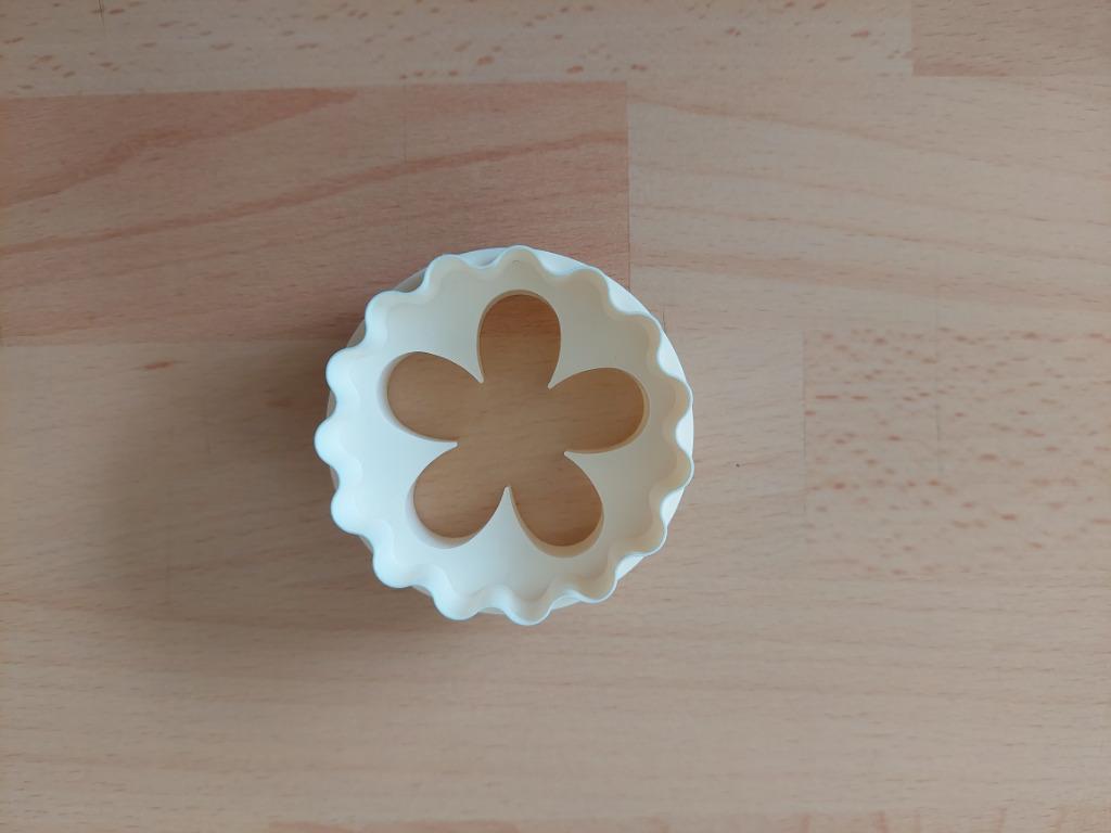 FMM Dubbelzijdige Bloem - Cupcake Uitsteker, Ophalen of Verzenden, Zo goed als nieuw, Taarten of Cupcakes, Overige typen