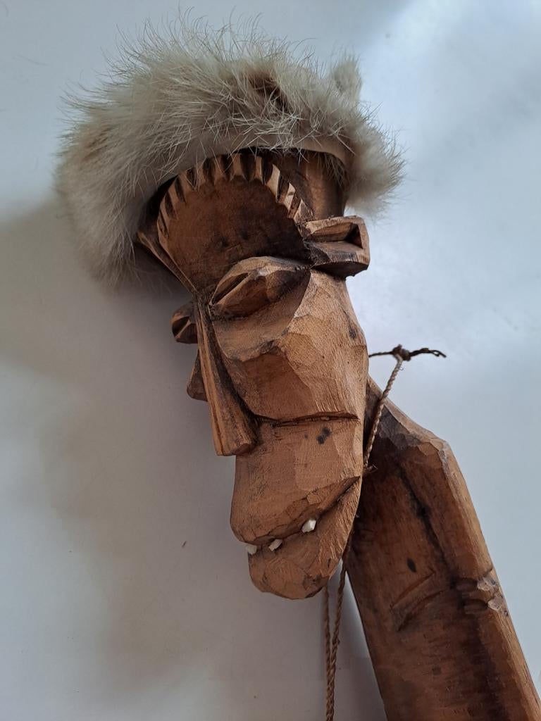 Afrikaans houten beeld, Ophalen