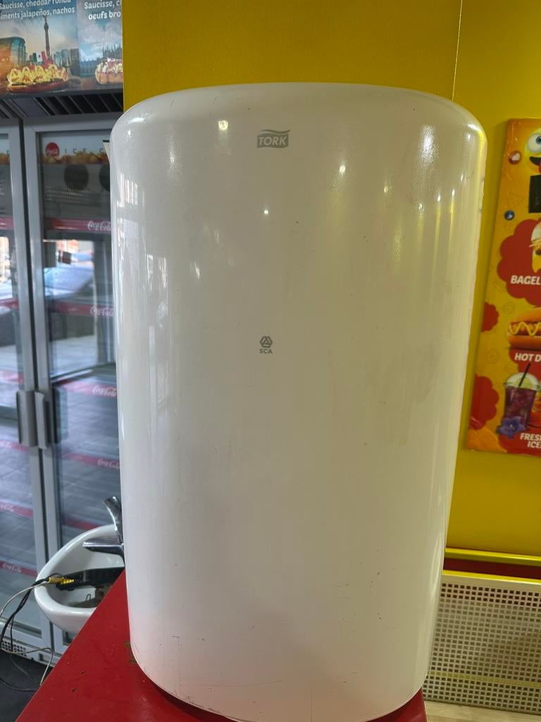 Vuilnisbak aan de muur van Tork, Ophalen, Zo goed als nieuw