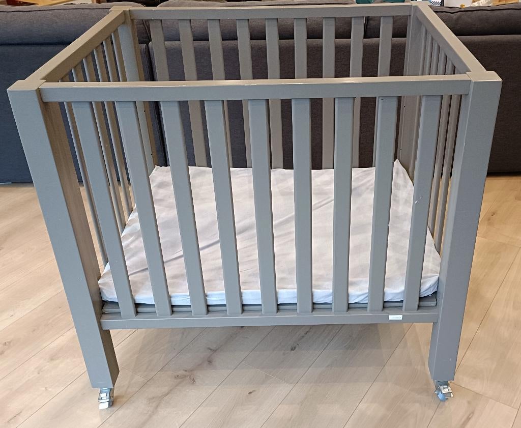 Parc Quax gris taupe + tapis de parc Noukies, Enfants & Bébés, Enlèvement, Comme neuf, Carré, Roulettes