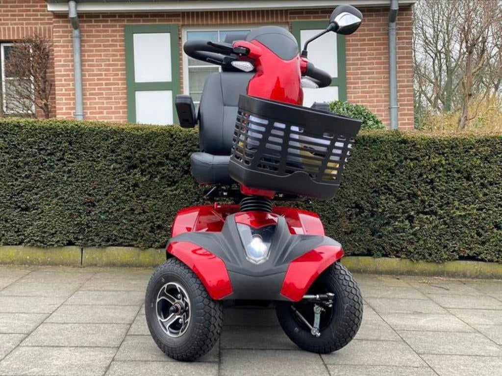 ALS NIEUWSTD Scootmobiel 4W Rode luxueuze Invalide scooter, Diversen, Rolstoelen, Ophalen of Verzenden, Inklapbaar, Zo goed als nieuw