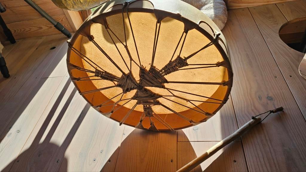 Tambour chamanique en chêne et peau bison - hochet en laine, Enlèvement ou Envoi, Comme neuf, Tambour