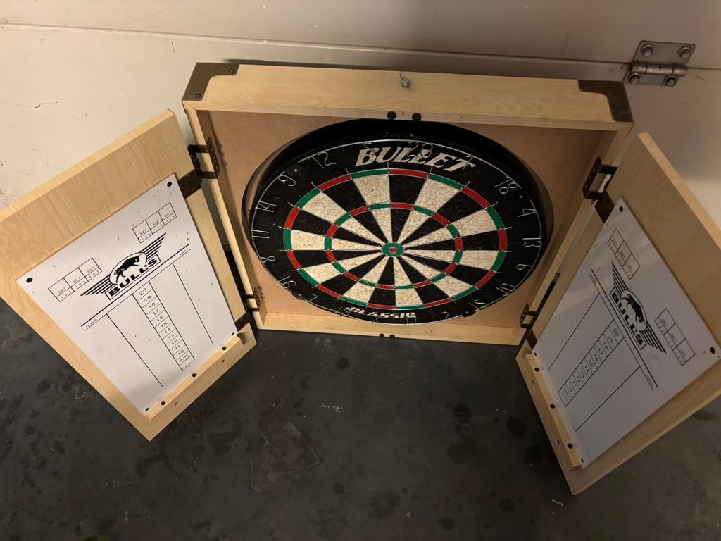 Dartsbord met omkasting, Ophalen, Gebruikt, Dartbord