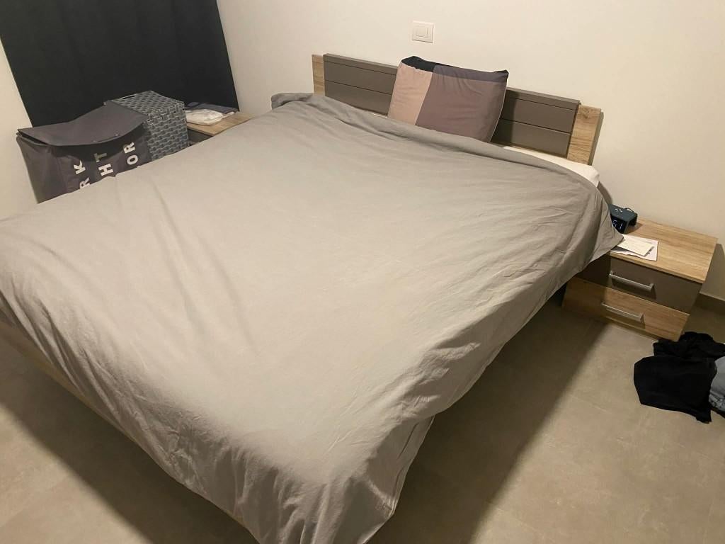 Te koop 2 persoons bed met nachtkastjes, Huis en Inrichting, Slaapkamer | Bedden, Ophalen, Beige, Tweepersoons, Zo goed als nieuw