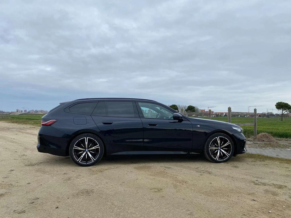BMW i5 M-Editie,Leder,Head up,Elekt zetels emory,360cam,Priv, Auto's, BMW, Automaat, Gebruikt, Zwart, 340 pk