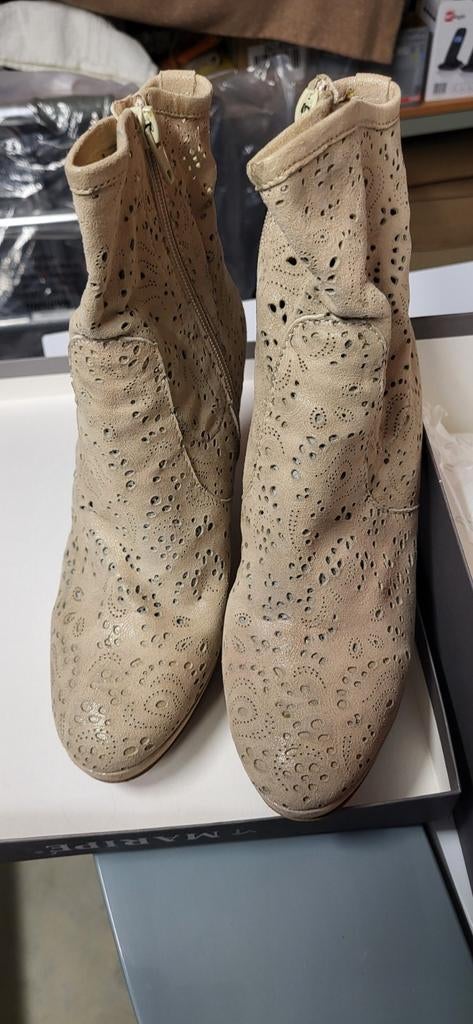 Maripe kort laarsje in suède, Kleding | Dames, Schoenen, Beige, Lage of Enkellaarzen, Ophalen of Verzenden, Zo goed als nieuw