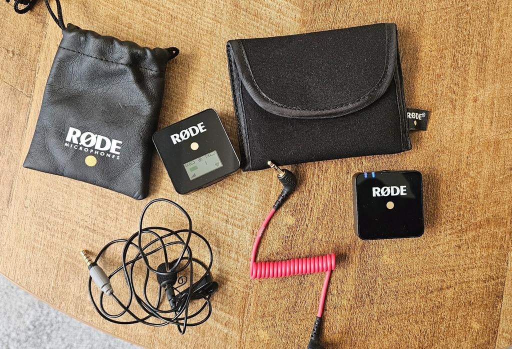 Rode draadloze microfoon met rozenband