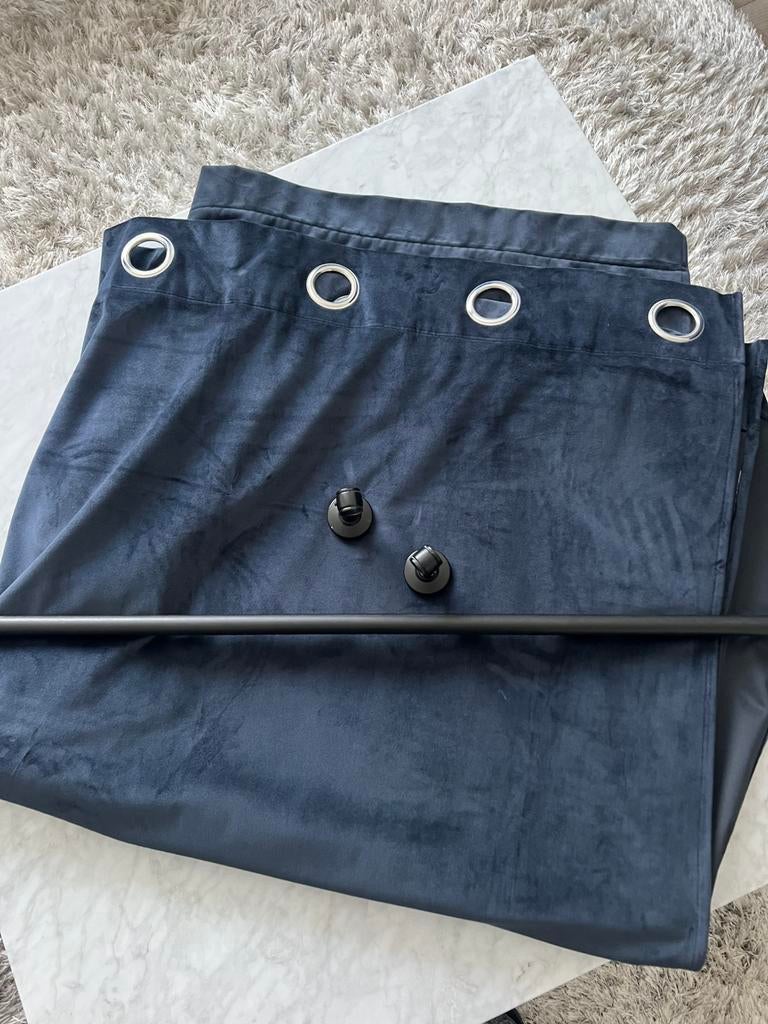 Blauw velvet gordijn met houder, Huis en Inrichting, Stoffering | Gordijnen en Lamellen, Ophalen of Verzenden, Zo goed als nieuw