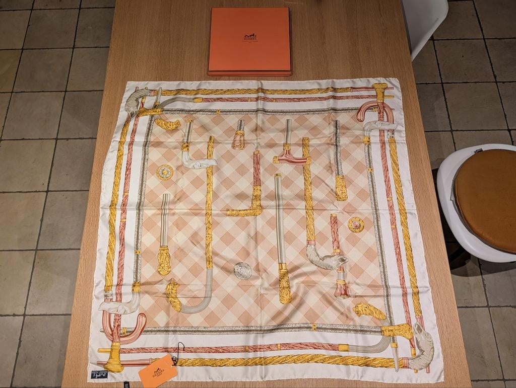 Zéér mooie elegante sjaal van Hermès: de wandelstokken, Kleding | Dames, Overige Dameskleding, Ophalen of Verzenden