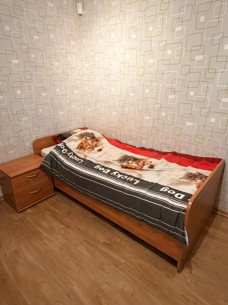 Te koop 1 persoonsbed met lattenbodem, matras en nachtkastje, Huis en Inrichting, Slaapkamer | Bedden, Zo goed als nieuw, Eenpersoons