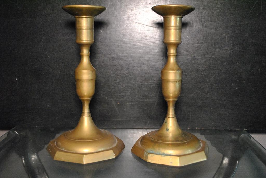 2 oude grote kandelaars in gotische stijl om schoon te maken, Antiek en Kunst, Ophalen of Verzenden, Koper of Brons