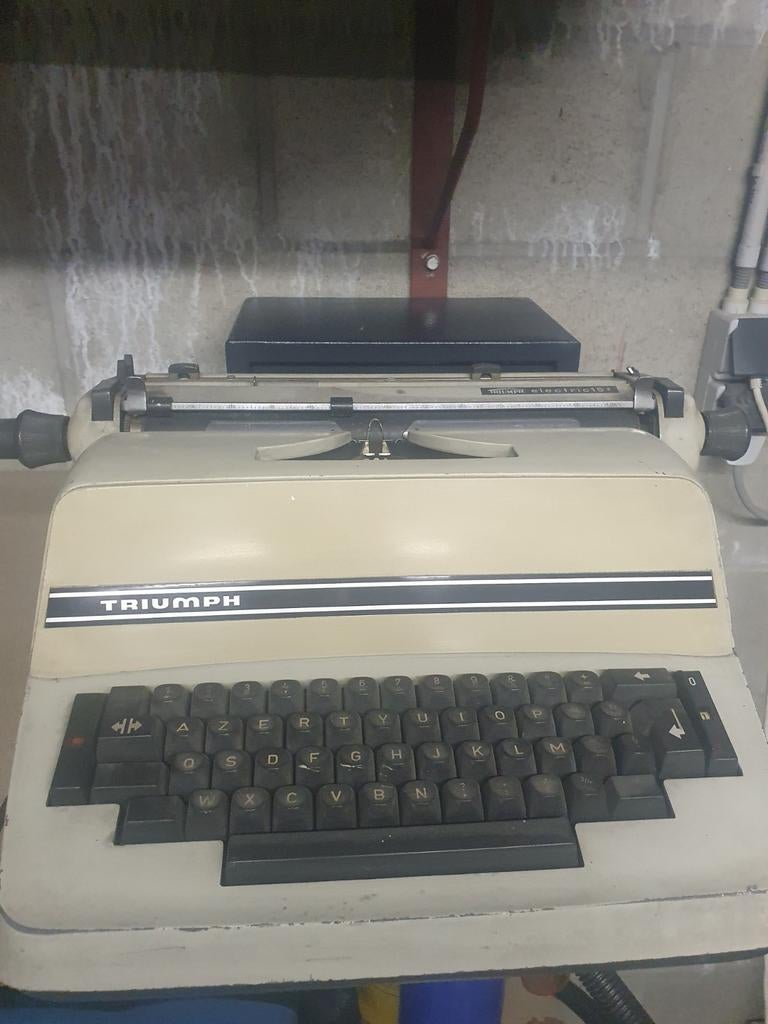 Vintage elektrische typemachine Triumph, Ophalen