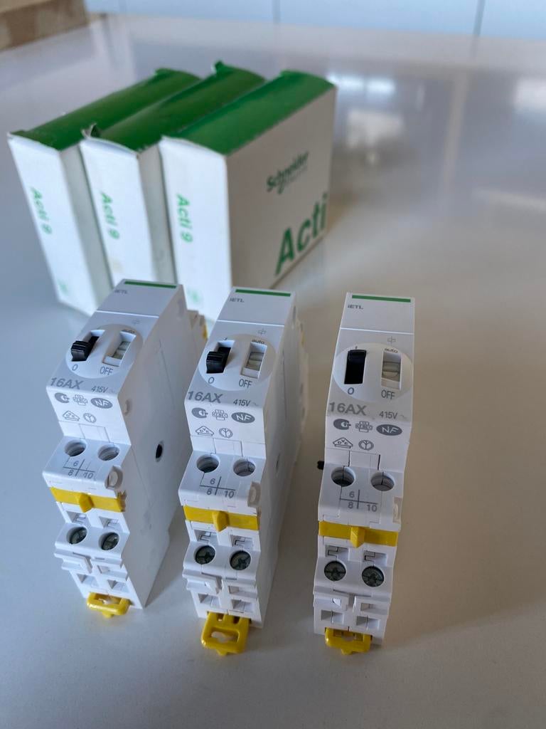 Impulsschakelaar Schneider dubbelpolig, Ophalen of Verzenden, Zo goed als nieuw