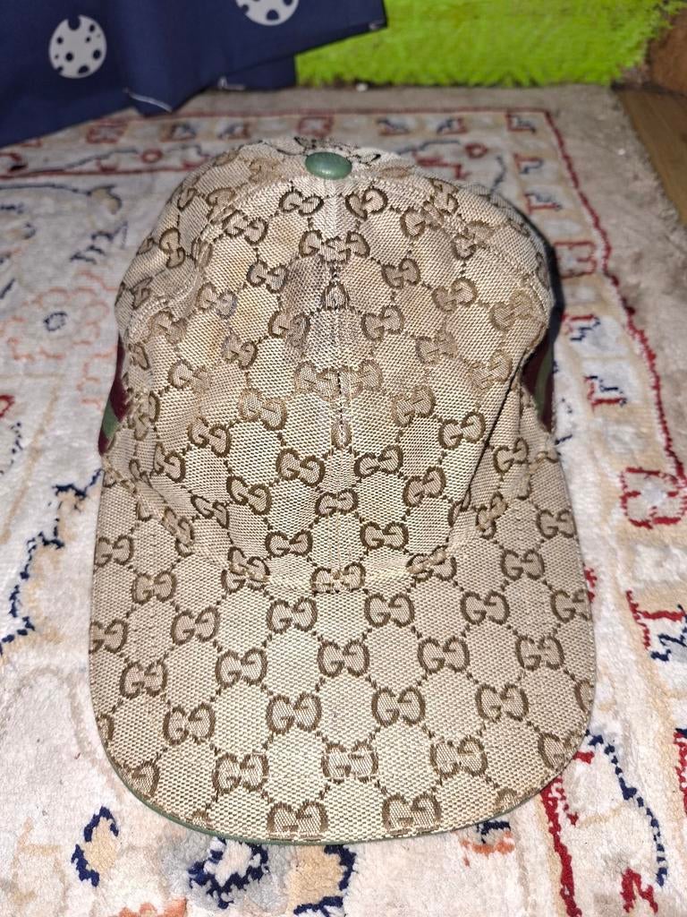 Casquette gucci, Enlèvement, Casquette