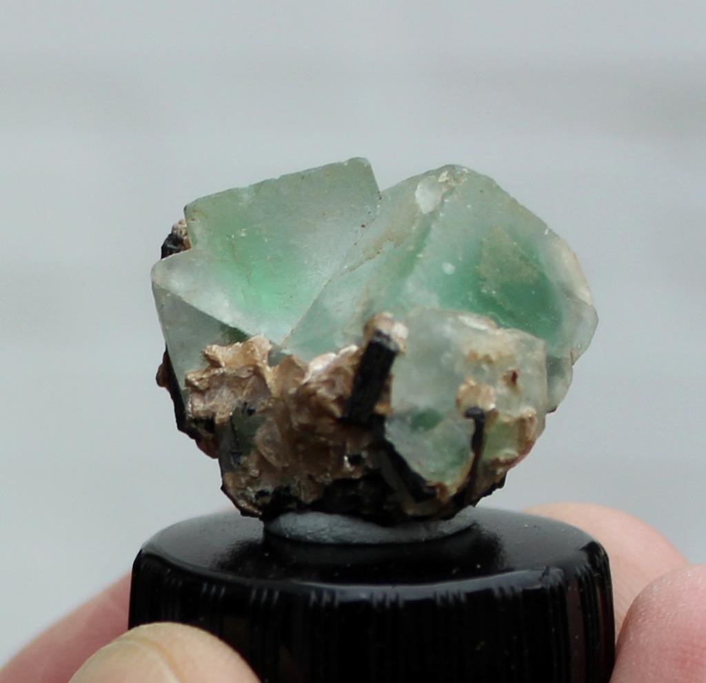 FLUORIET, MUSCOVIET en TOERMALIJN uit Erongo in NAMIBIE, Ophalen of Verzenden, Mineraal