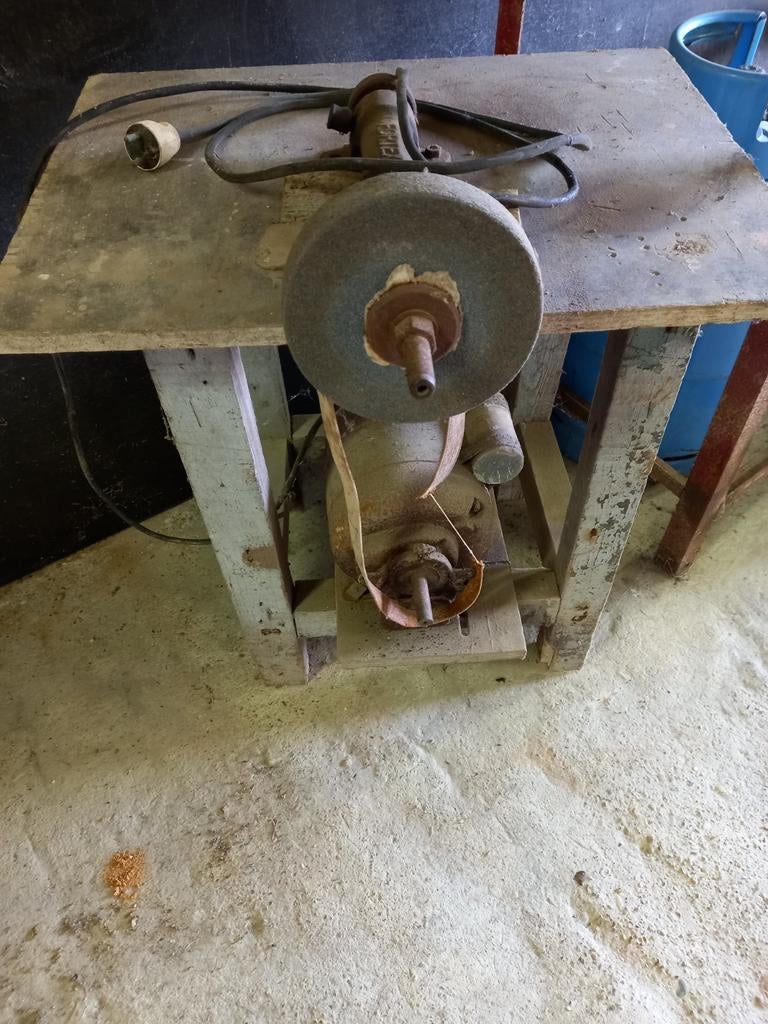 Oud werkbankje met slijpsteen, Ophalen