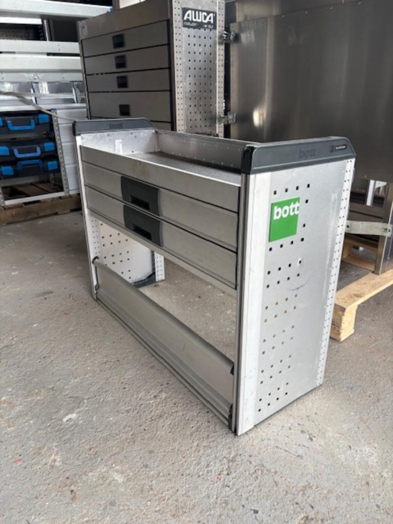 BOTT kast (2442) L104 B38 H80 €275, Ophalen, Zo goed als nieuw