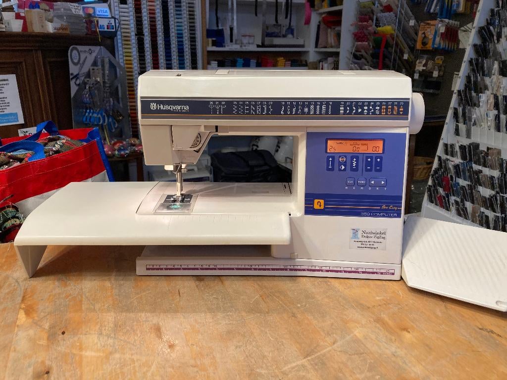 Husqvarna 350 computernaaimachine met grote naaitafel, Hobby & Loisirs créatifs, Machines à coudre & Accessoires, Enlèvement ou Envoi