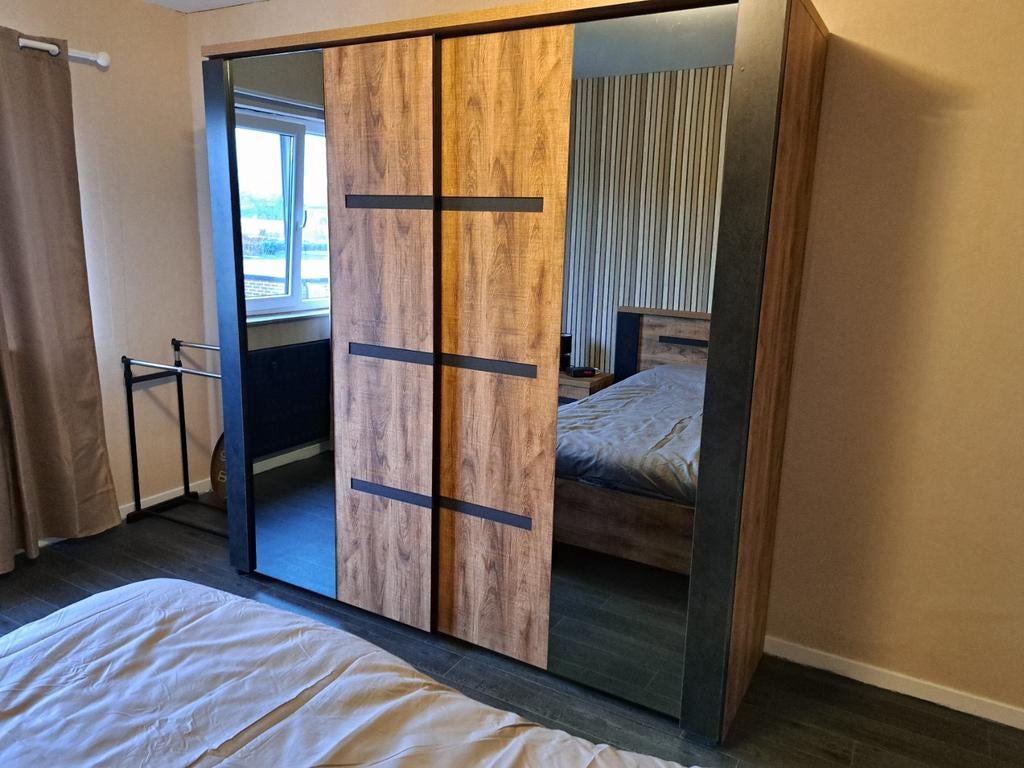 Chambre 2 personnes garderobe portes a glissieres lit 160 co, Maison & Meubles, Chambre à coucher | Chambres à coucher complètes