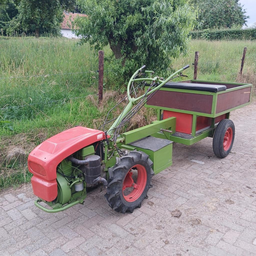 A vendre un tracteur à essieux avec remorque., Articles professionnels, Agriculture | Outils, Enlèvement, Autre, Autres types