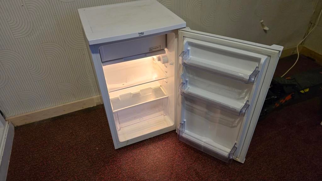 réfrigérateur de marque frigo beko avec petite congélateur D