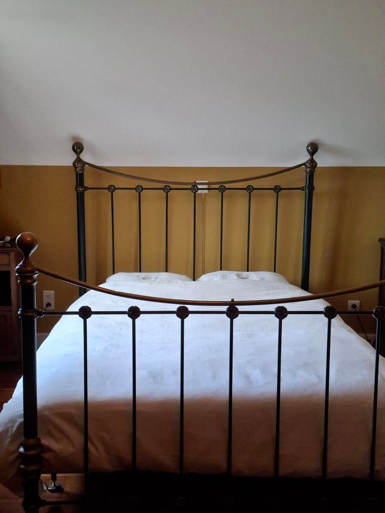 Metalen bed., Enlèvement