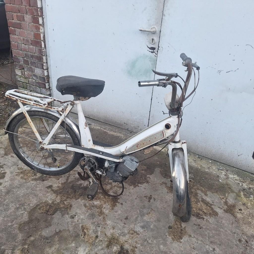 Motobecane cady avec papier, Vélos & Vélomoteurs, Cyclomoteurs | Oldtimers & Ancêtres, Enlèvement