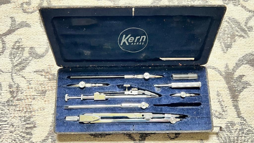 Antieke passer etui, Enlèvement