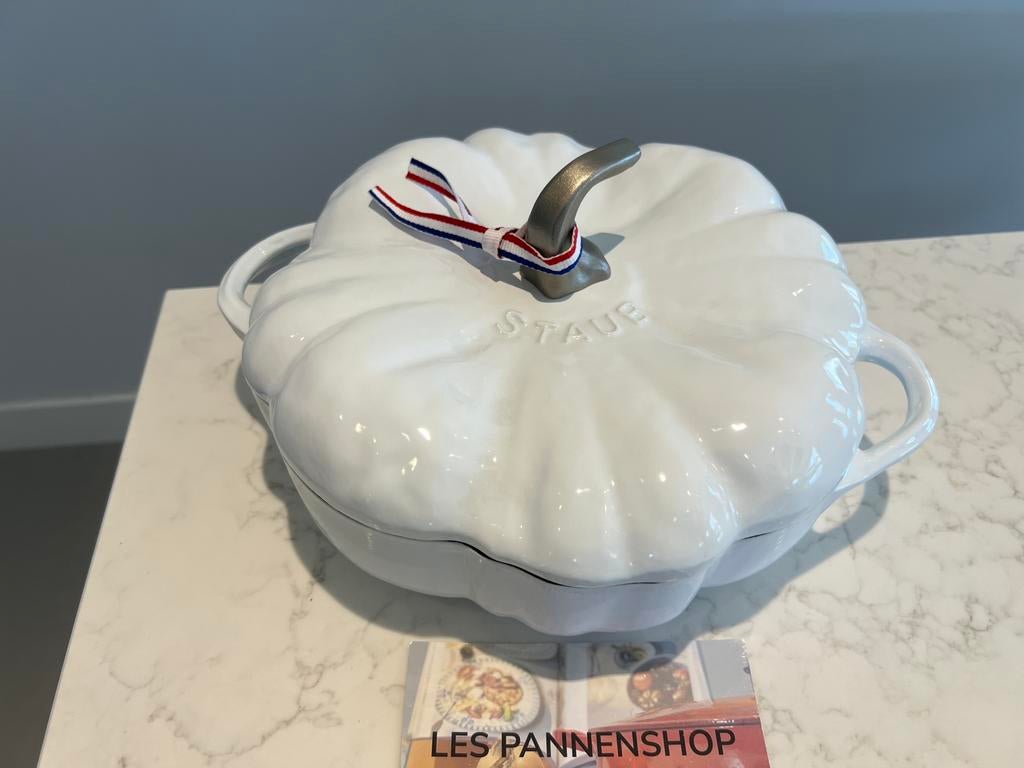 Nieuwe en schaarse Staub pompoen 28 cm Shiny White, Gietijzer, Nieuw, Ophalen of Verzenden, Keramische plaat