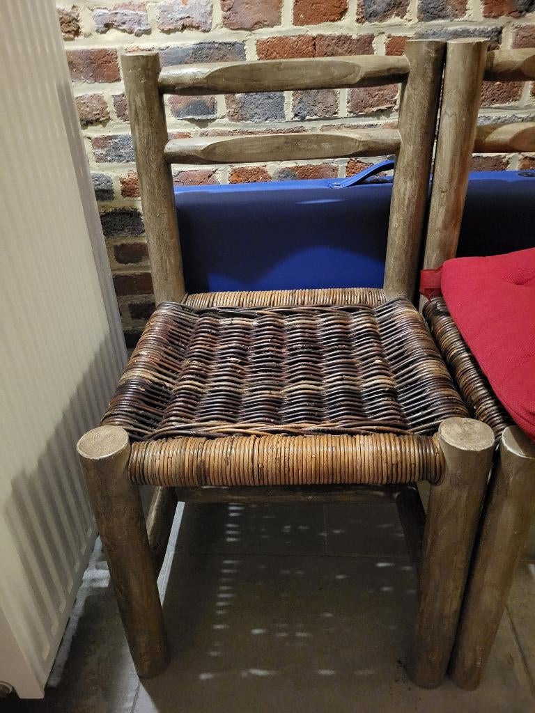 2 Chaises solide , tres bon état avec cousins rouges, Enlèvement, Utilisé, Rustique, Deux