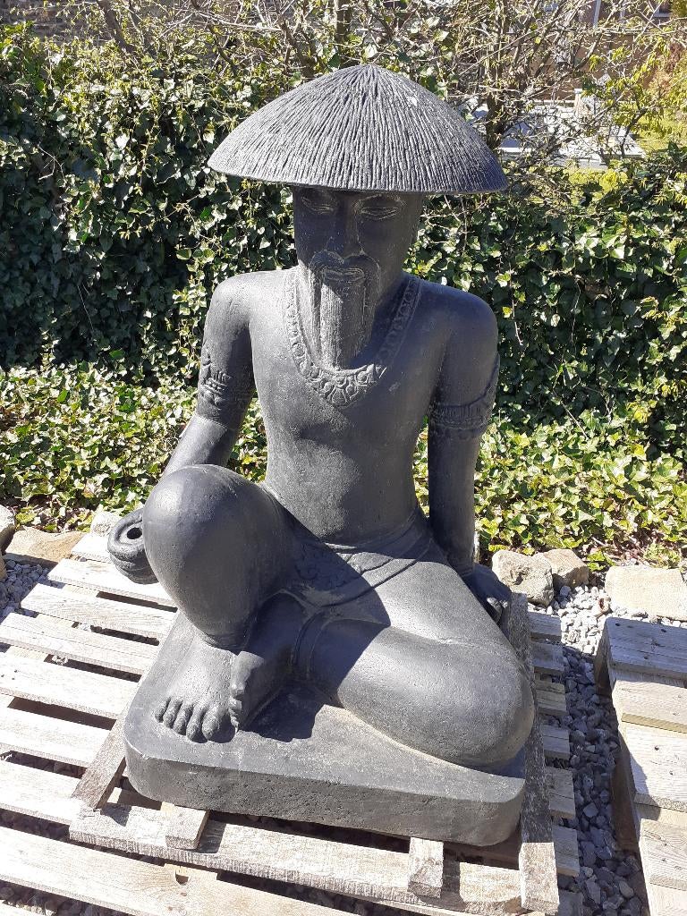 CHINESE BOER ZITTEND IN GEPATINEERDE STEEN (1,05 M), Ophalen, Nieuw, Overige materialen, Mensenbeeld