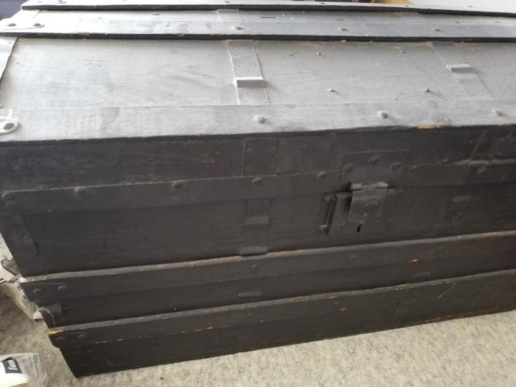 Zwarte oude koffer, Enlèvement